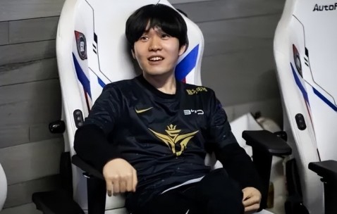 九游-包含Rookie迎来二十赛季高光表现，FPX球迷沸腾！的词条